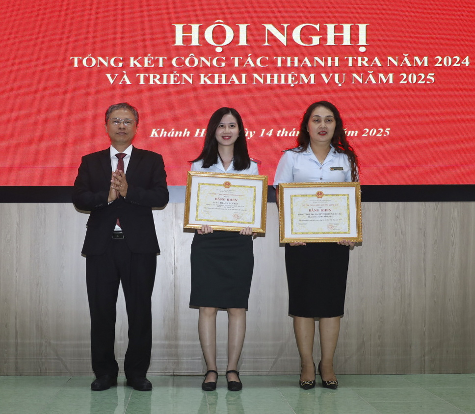 Ông Trần Hòa Nam trao bằng khen cho tập thể, cá nhân.