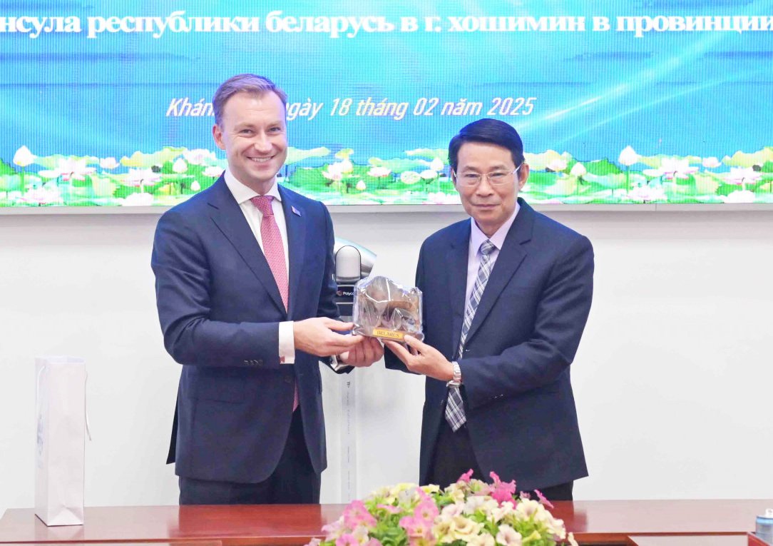 Ông Ruslan Varankou tặng quà lưu niệm đến ông Đinh Văn Thiệu.