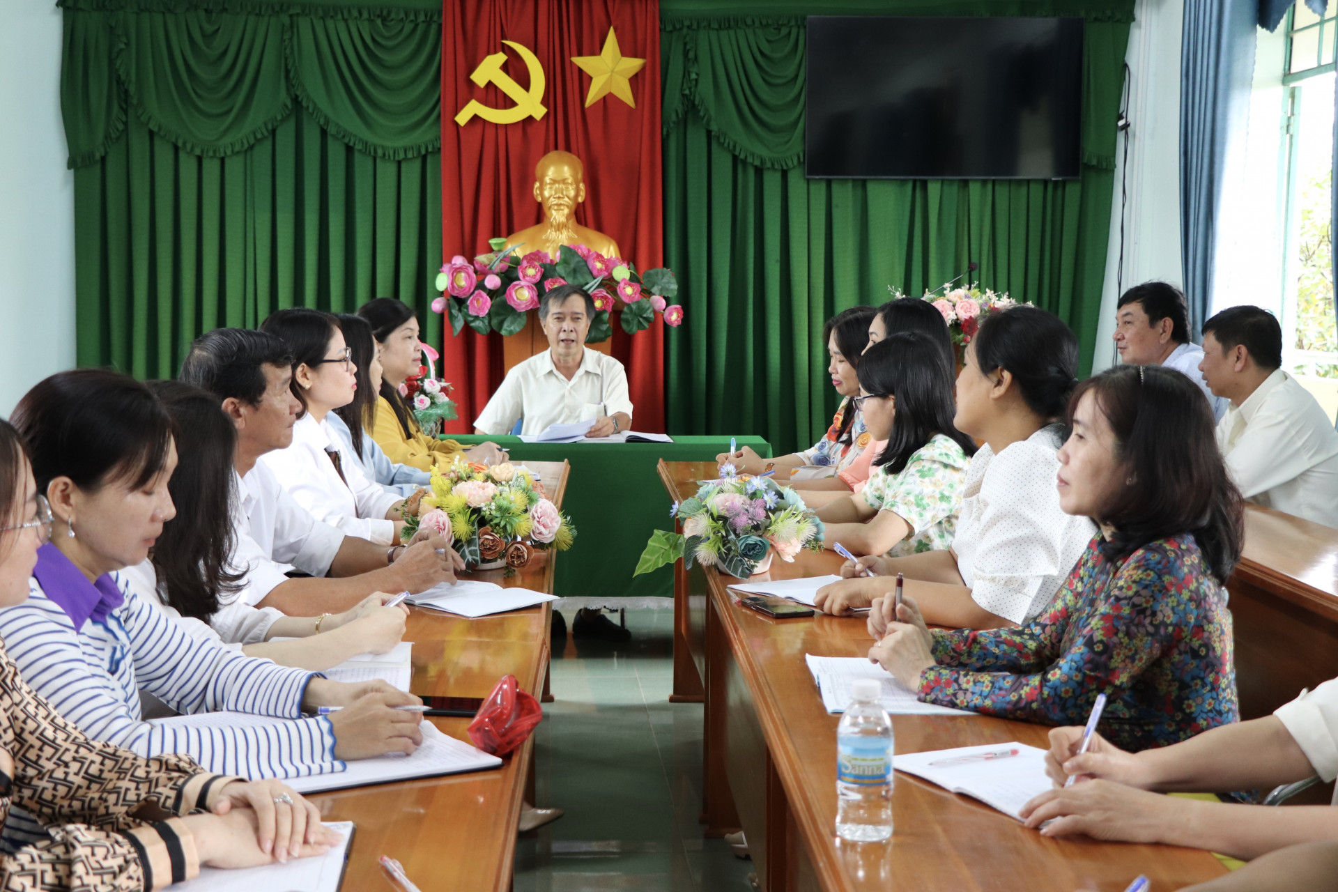 Các đảng viên Chi bộ Trường THCS Nguyễn Du (xã Diên Lạc) tham dự buổi sinh hoạt thường kỳ tháng 2.