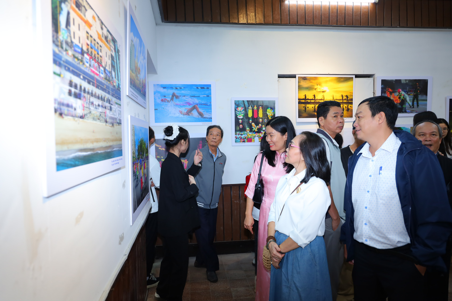 People viewing exhibits at fine art-photography exhibition Khanh Hoa welcomes New Year 2025

