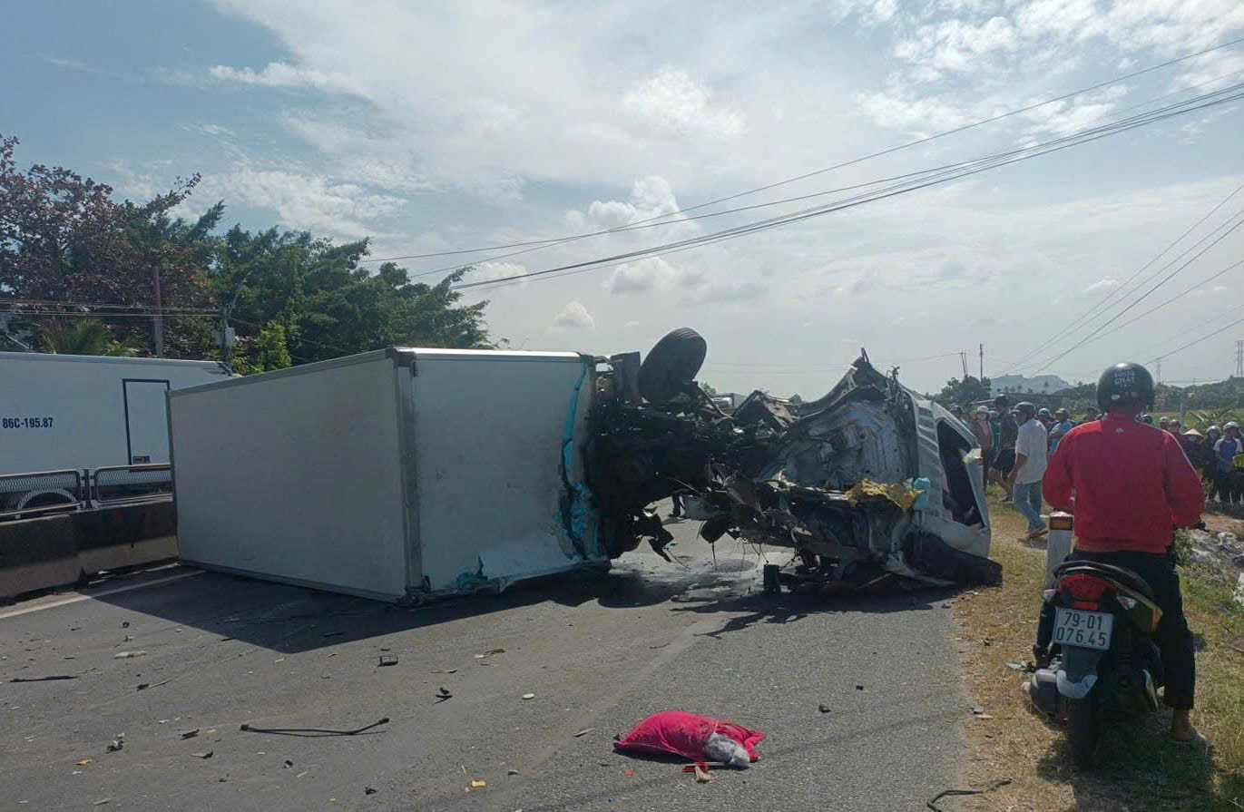 Xe tải tông vào dải phân cách, phụ xe chết tại chỗ