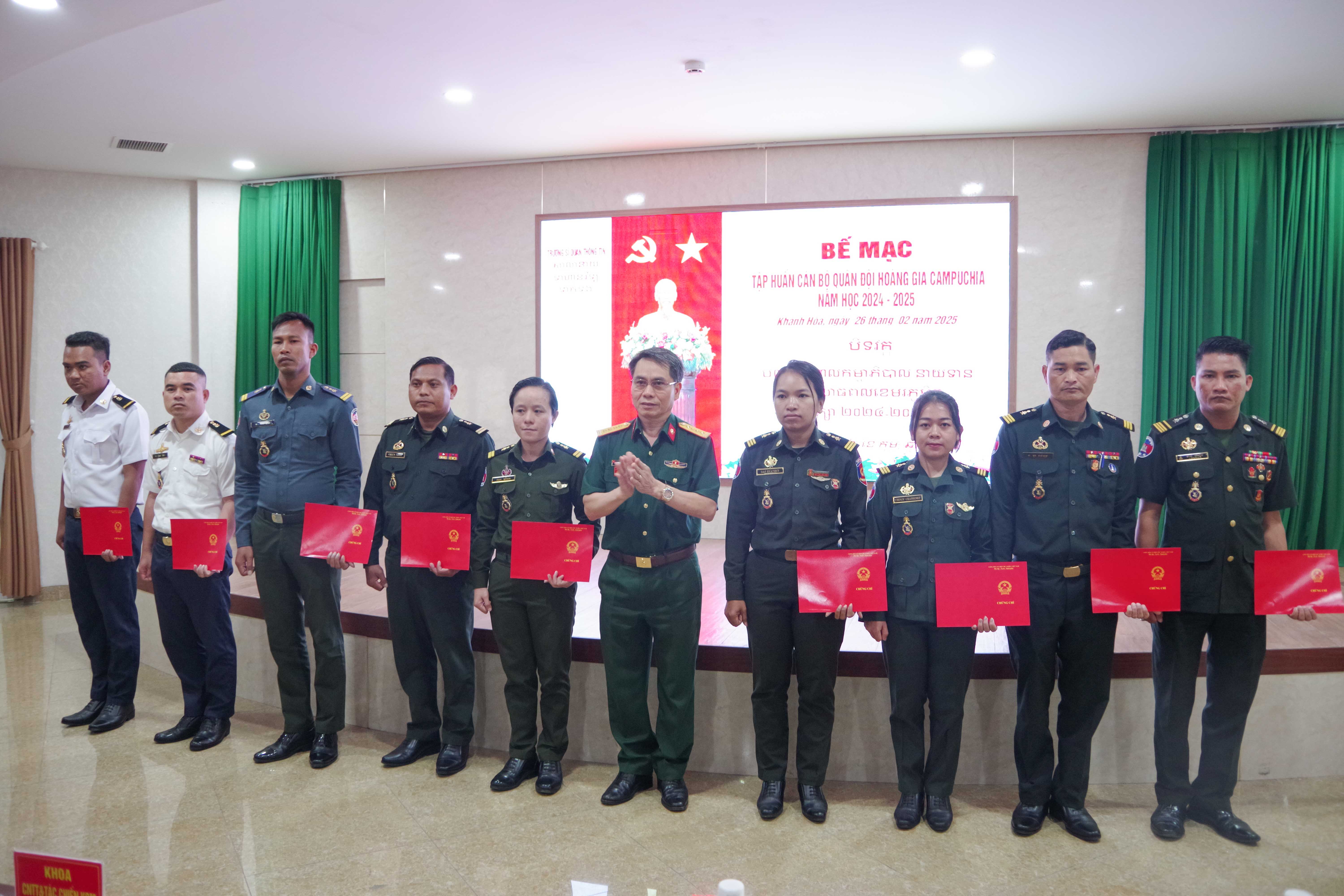 Trường Sĩ quan Thông tin bế mạc lớp tập huấn cán bộ Quân đội Hoàng gia Campuchia