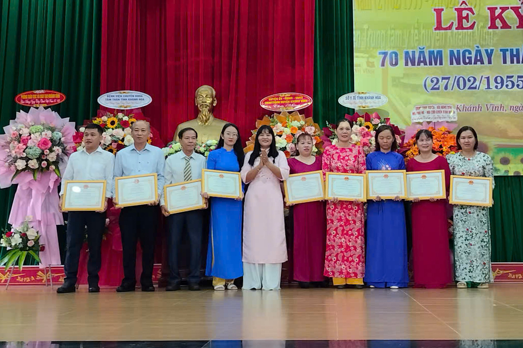 Lãnh đạo huyện tặng giấy khen cho các cá nhân và tập thể có thành tích xuất sắc năm 2024.