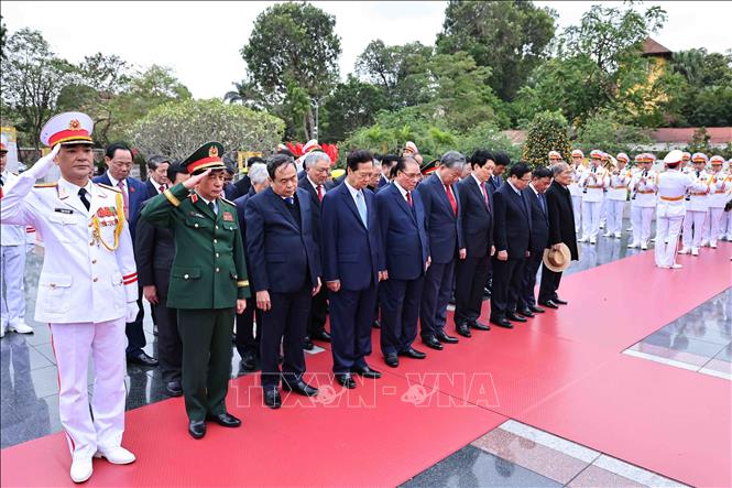 Các đồng chí lãnh đạo, nguyên lãnh đạo Đảng, Nhà nước thành kính tưởng nhớ các Anh hùng liệt sĩ. Ảnh: Minh Đức/TTXVN