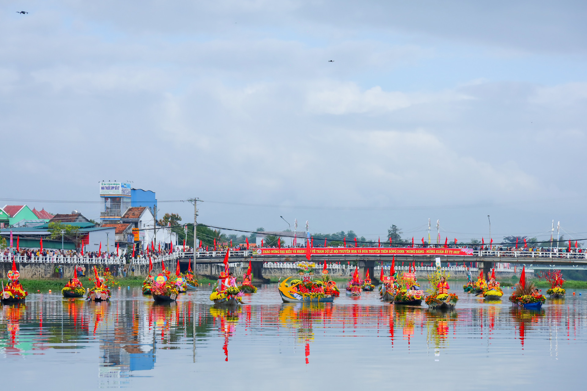 Beautifully decorated flower boats on Dinh River

