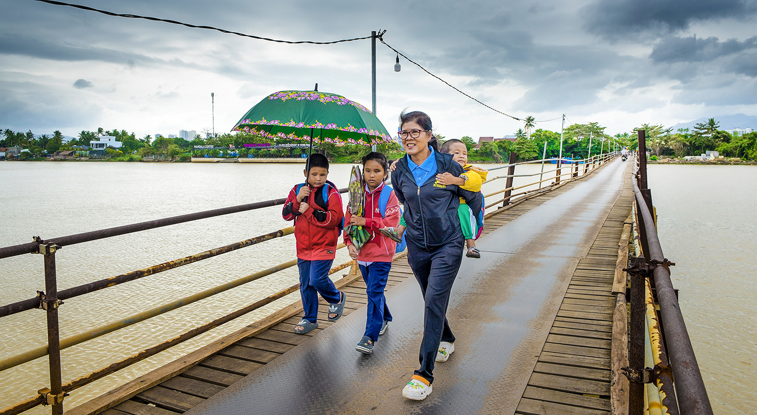 Nguyen Thi Duc taking children to schools

