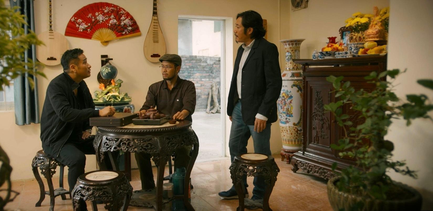 NSƯT Bùi Như Lai (bìa phải), NSƯT Thái Sơn (giữa) và diễn viên Minh Tiệp trong vai các ông bố. Ảnh: VFC