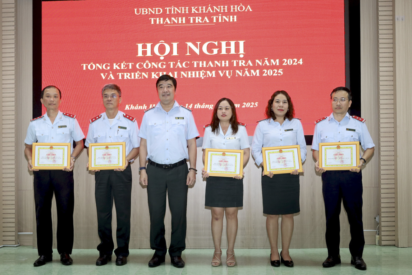 Các tập thể, cá nhân được nhận giấy khen.