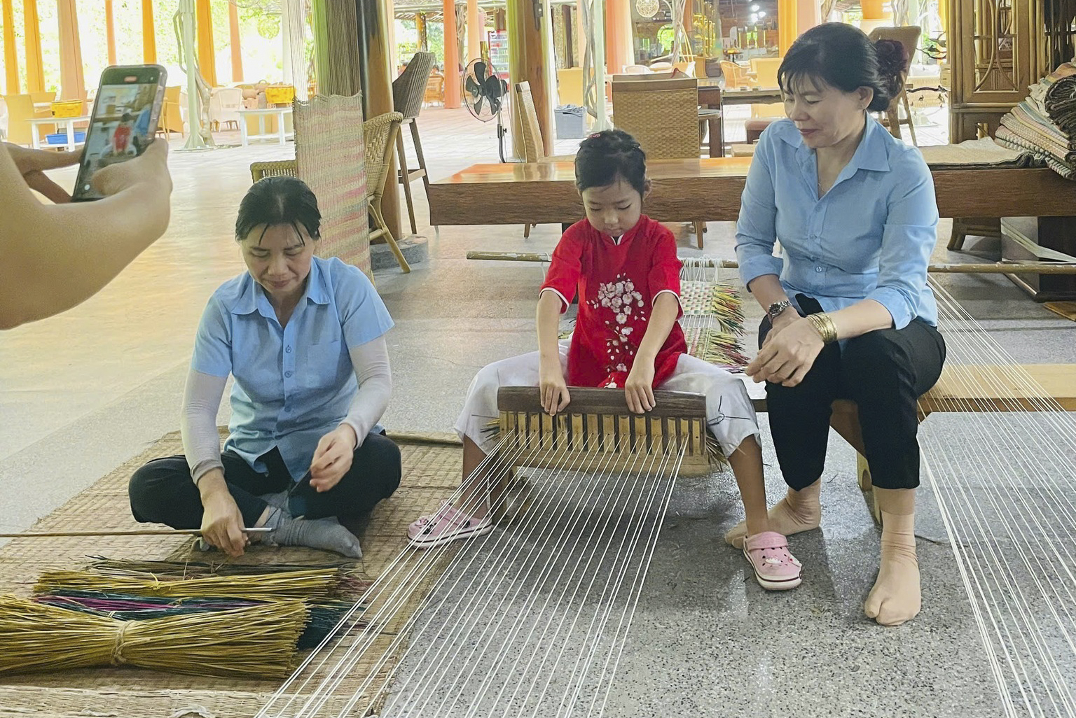 Du khách quốc tế thích thú khám phá Làng nghề Trường Sơn 