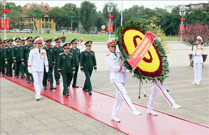 Đoàn đại biểu Quân ủy Trung ương - Bộ Quốc phòng vào Lăng viếng Chủ tịch Hồ Chí Minh. Ảnh: Phạm Kiên/TTXVN