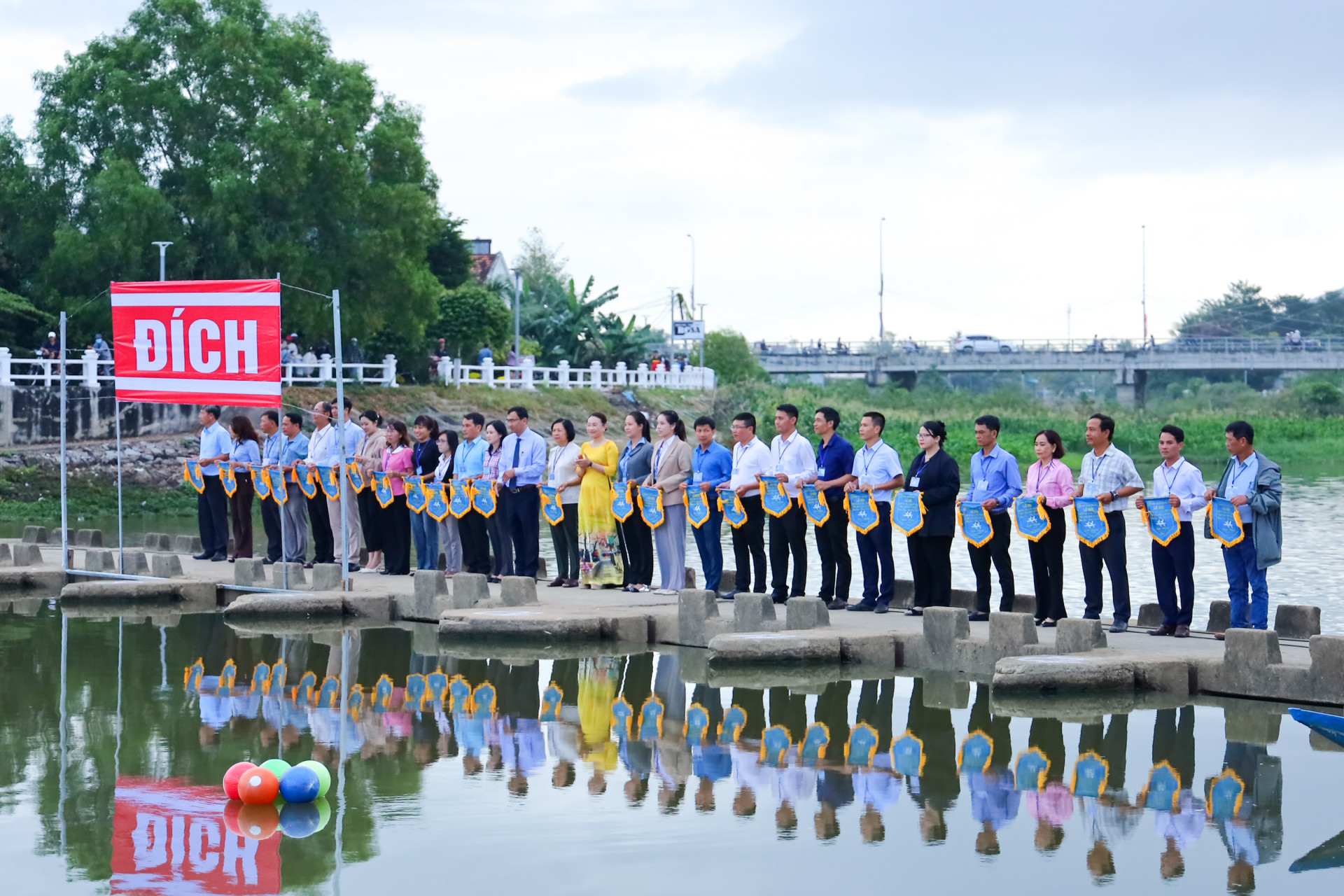 Ninh Hoa Town’s leaders presenting souvenir flags to the teams

