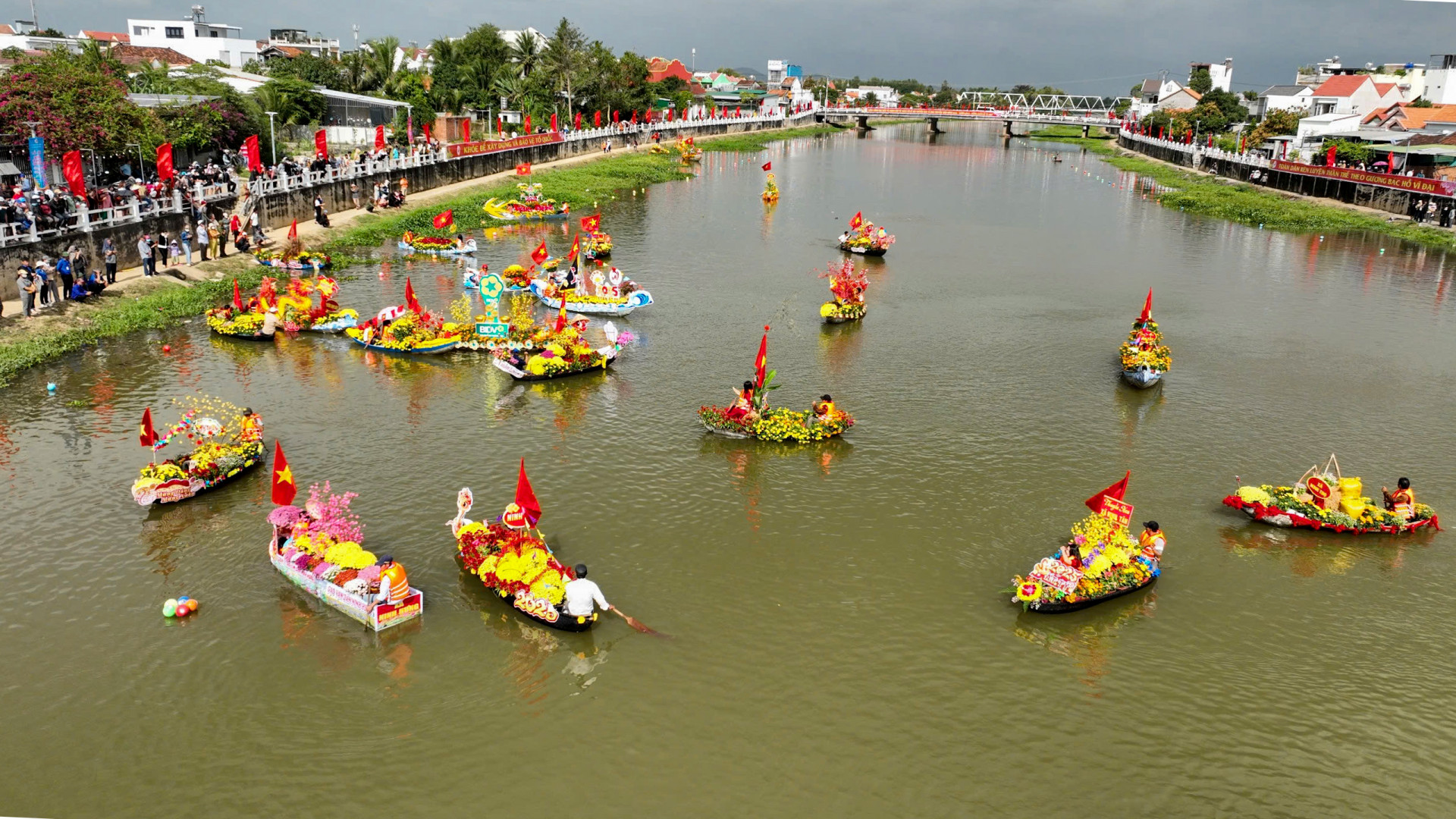 Brightly- decorated flower boats beautify Dinh River

