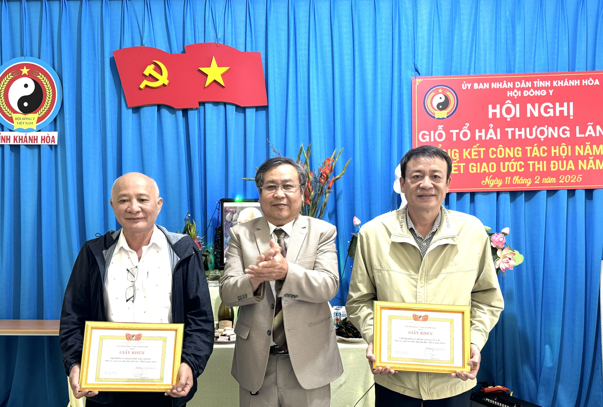 Các  tập  thể  được  Hội  Đông  Y  tỉnh  khen  tặngg