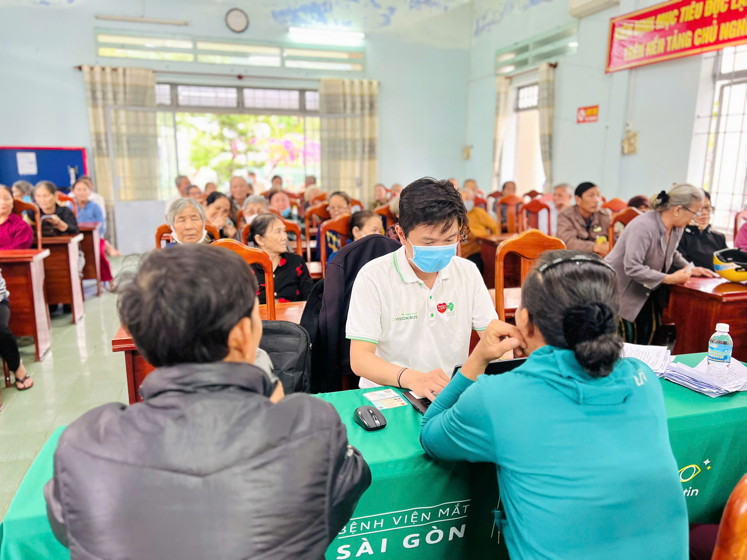 Cán bộ y tế Bệnh viện Mắt Sài Gòn Nha Trang nhập thông tin người đến khám