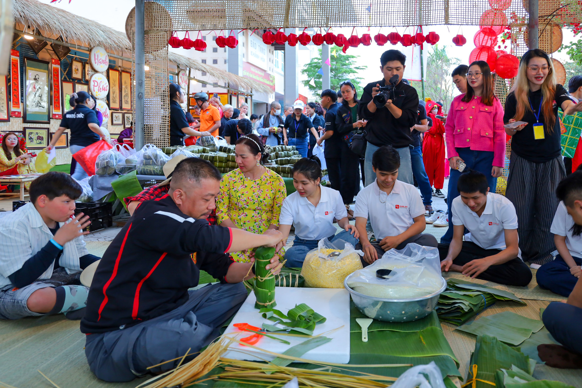 People making Chung cakes at Khanh Hoa Museum

