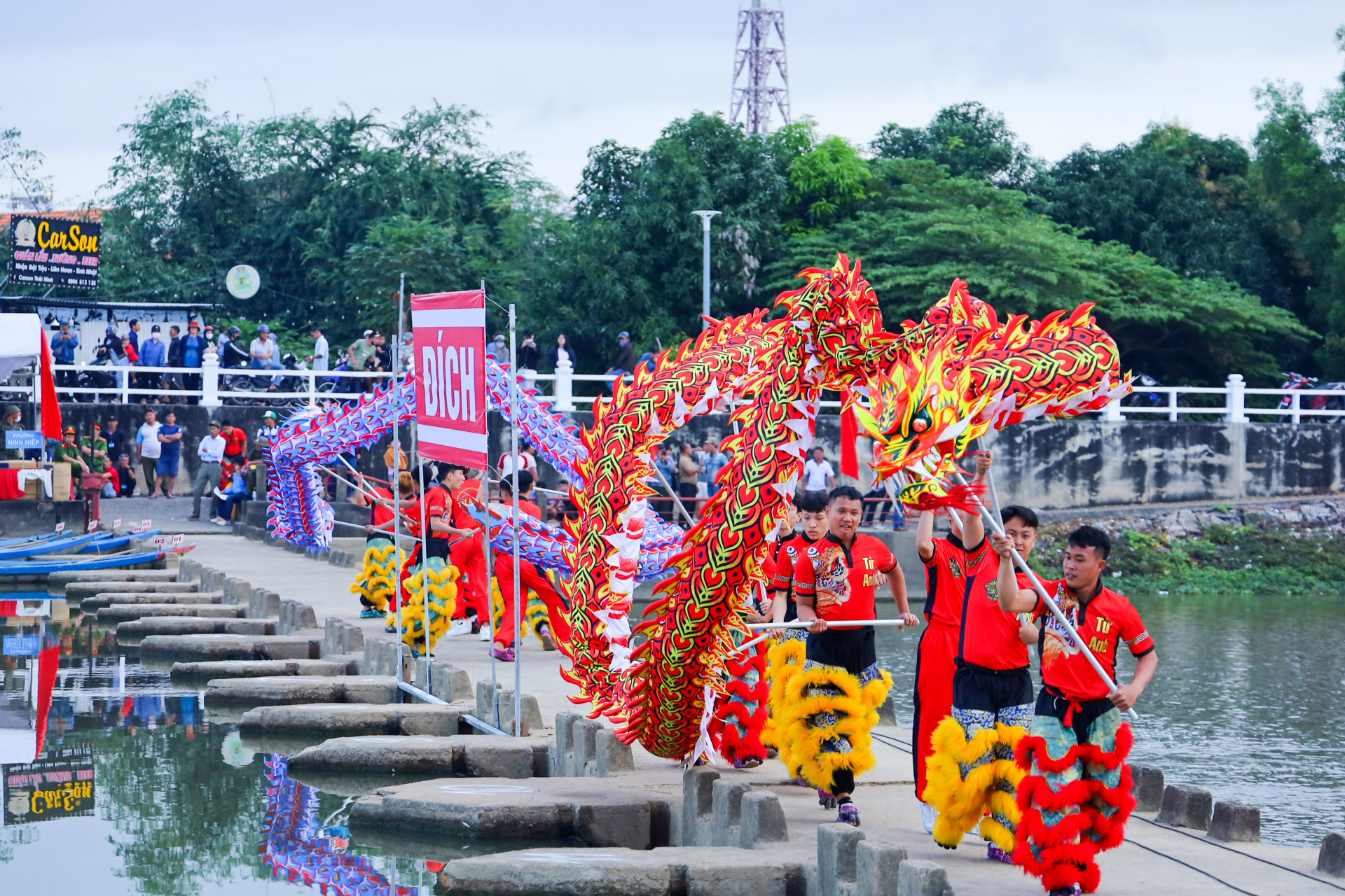 Performance of dragon dance at the beginning of the event

