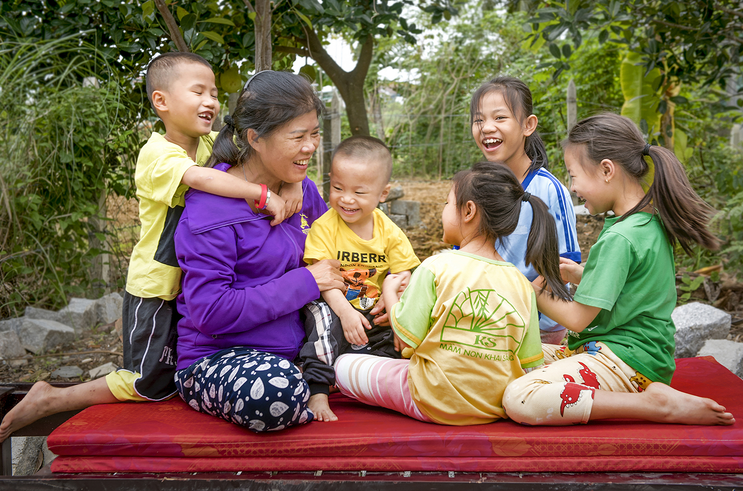 Happy moment of Nguyen Thi Duc and her adopted children 

