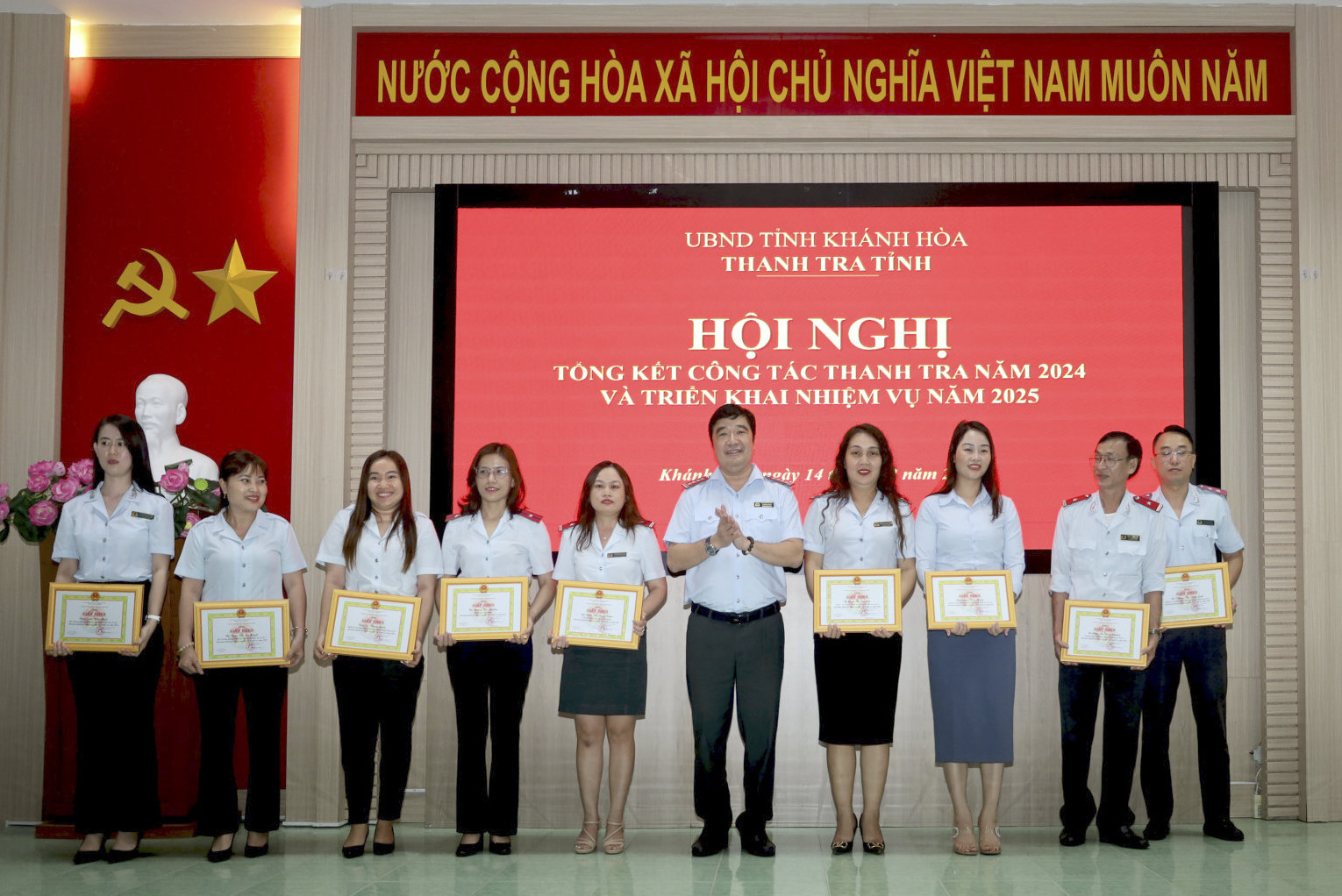 Các tập thể, cá nhân được nhận giấy khen.