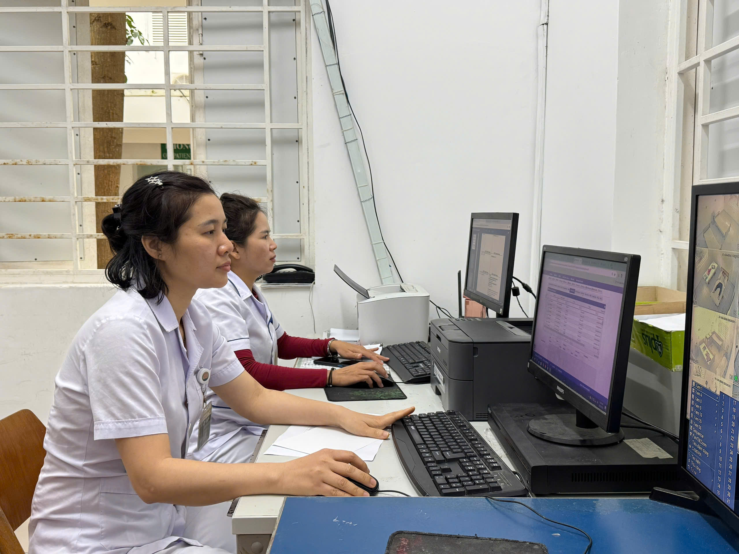 Cán bộ y tế Bệnh viện Chuyên khoa Tâm thần tỉnh đang nhập thông số bệnh nhân lên bệnh án điện tử