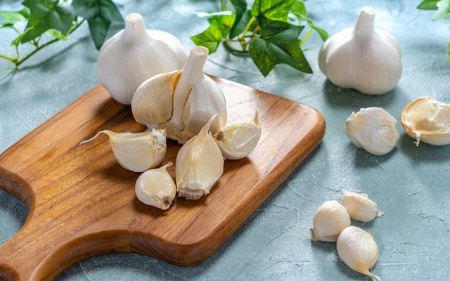 Ăn quá nhiều tỏi có thể làm mất tính cân bằng trong môi trường dạ dày, dẫn tới chứng chán ăn, mệt mỏi, sụt cân, ảnh hưởng tới thận, tổn thương khí huyết…