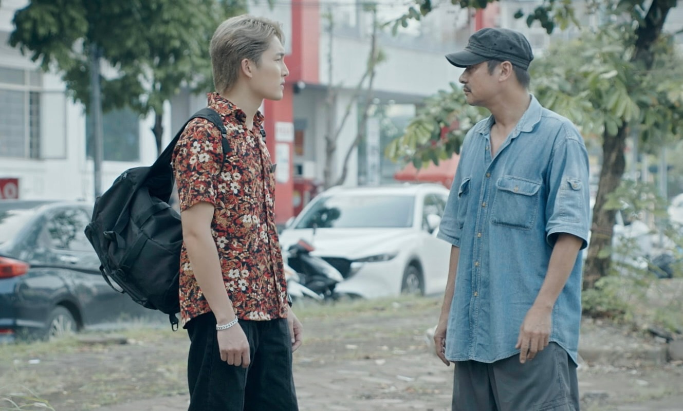 Đình Tú và NSƯT Võ Hoài Nam trong bộ phim thể loại hành trình. Ảnh: VFC