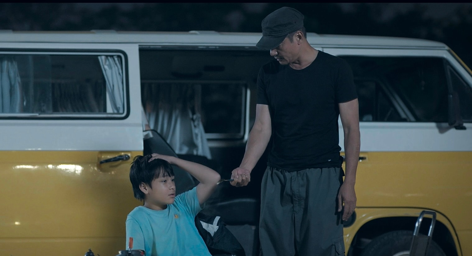 Bé Đức Phong và NSƯT Võ Hoài Nam trong phim. Ảnh: VFC