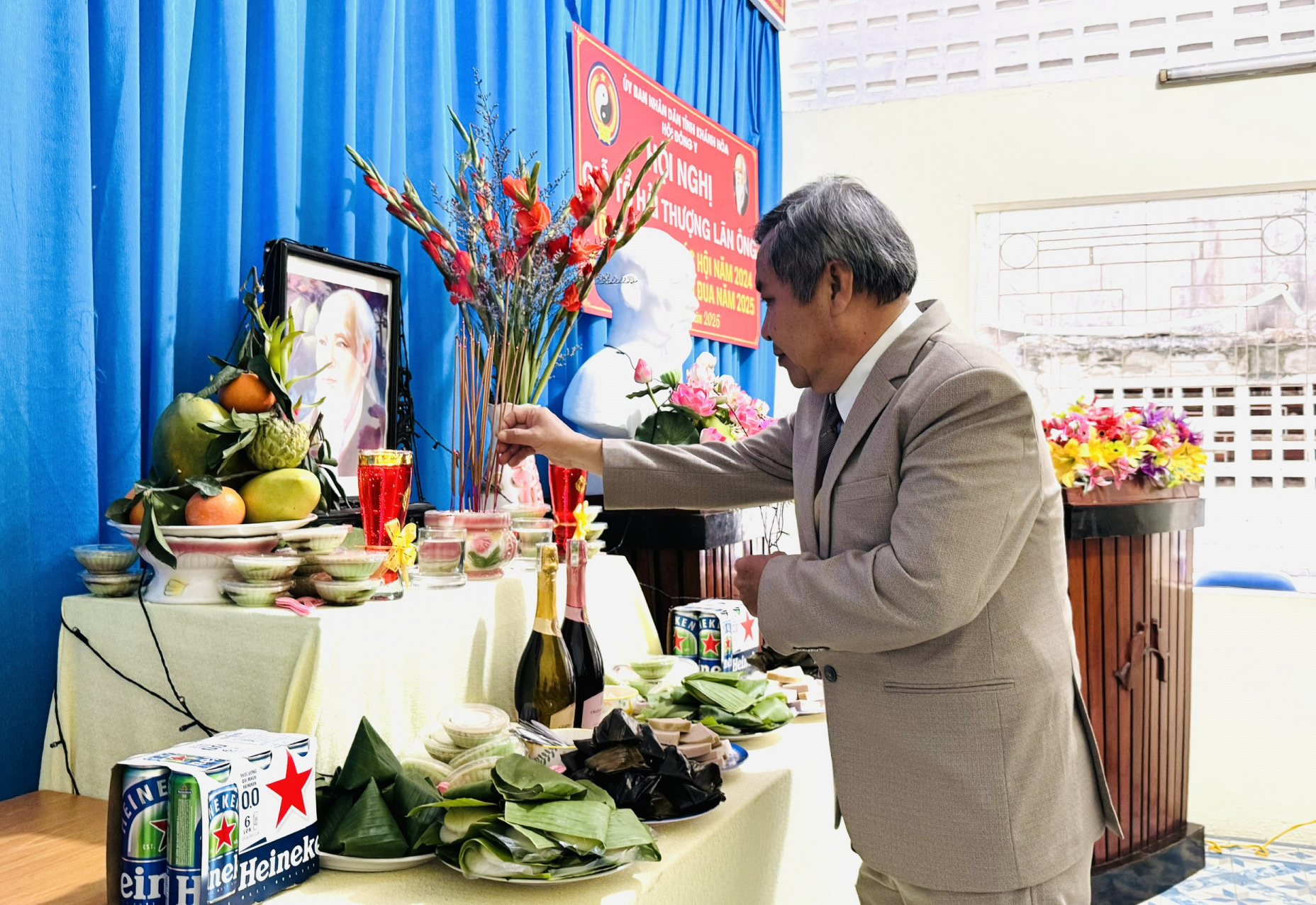 Lãnh đạo Hội Đông y tỉnh dâng hương thực hiện nghi lễ Giỗ tổ Hải Thượng Lãn Ông.