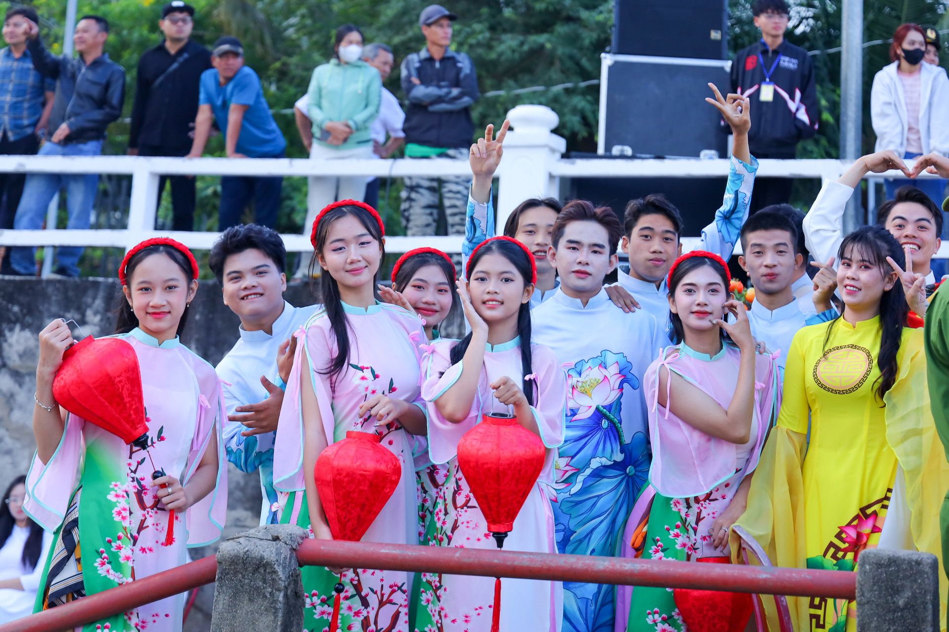 Many young people came to see and cheer for the teams

