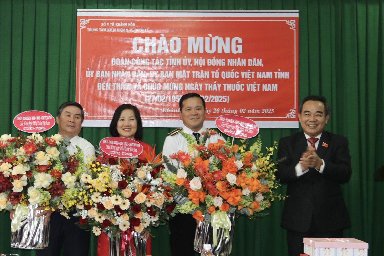 Phó Trưởng đoàn phụ trách Đoàn Đại biểu Quốc hội tỉnh Lê Hữu Trí thăm, chúc mừng các cơ sở y tế