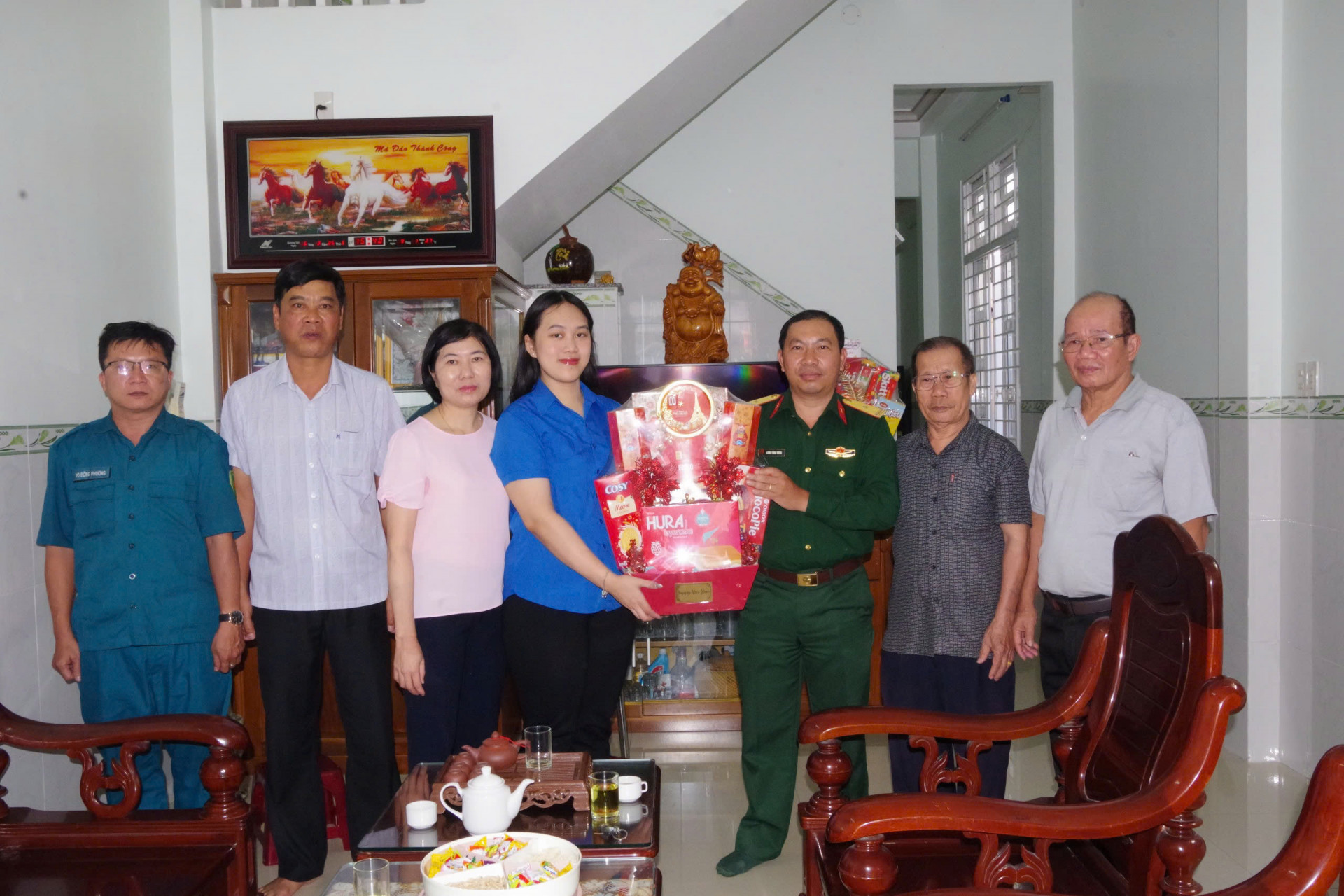 Nữ thanh niên tình nguyện nhập ngũ