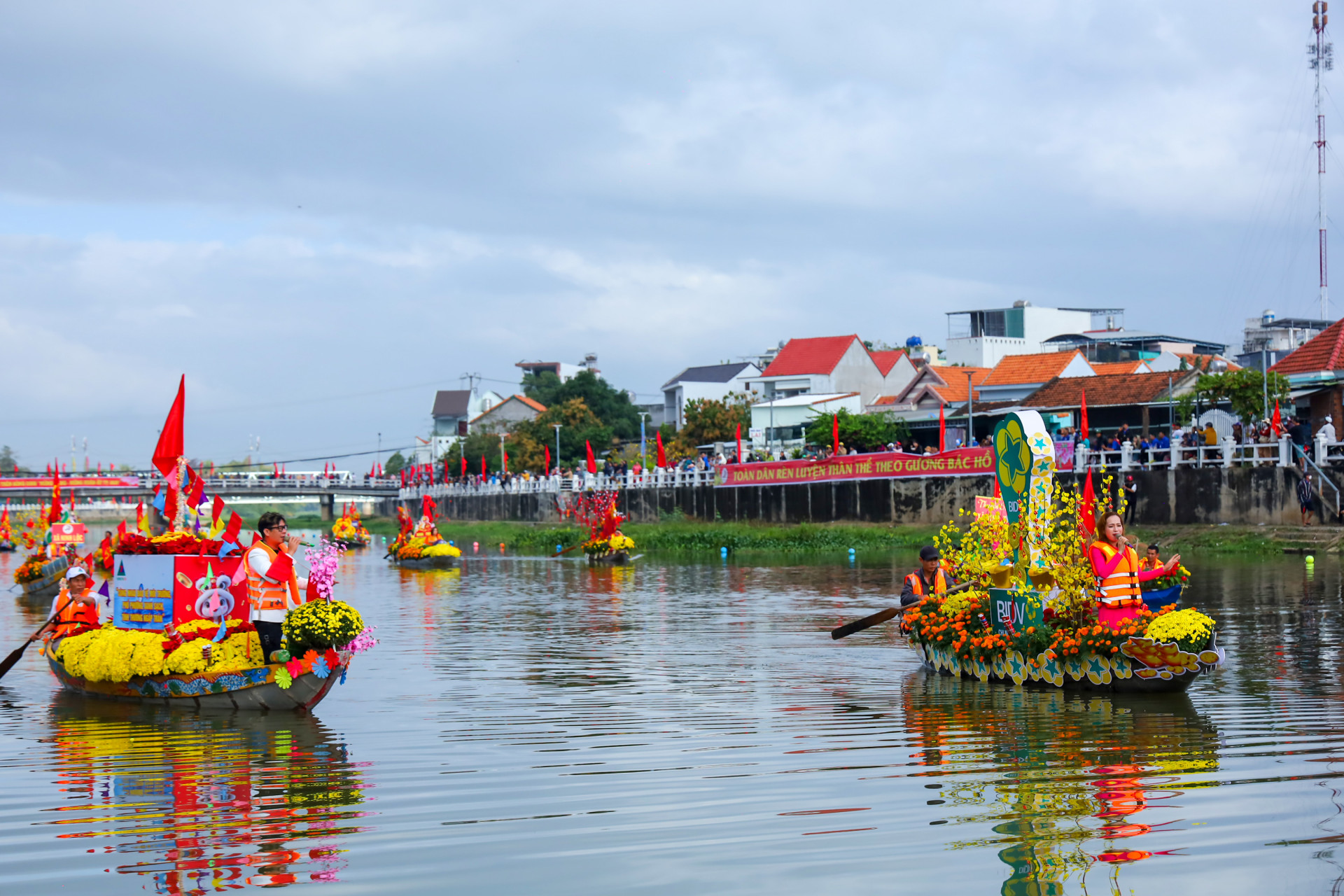 Singer singing a song about Dinh River on a flower boat 

