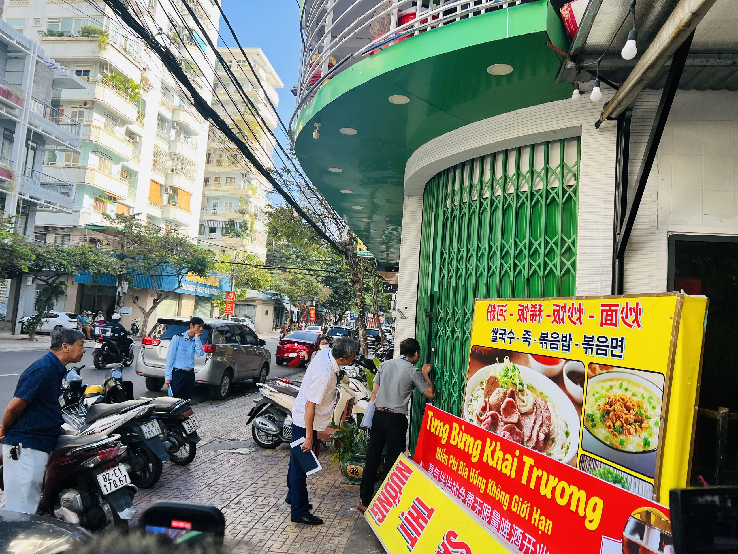 Vụ nhà hàng bị khách nước ngoài tố tính giá "trên trời": Nhà hàng đóng cửa khi Đoàn kiểm tra của TP. Nha Trang đến làm việc