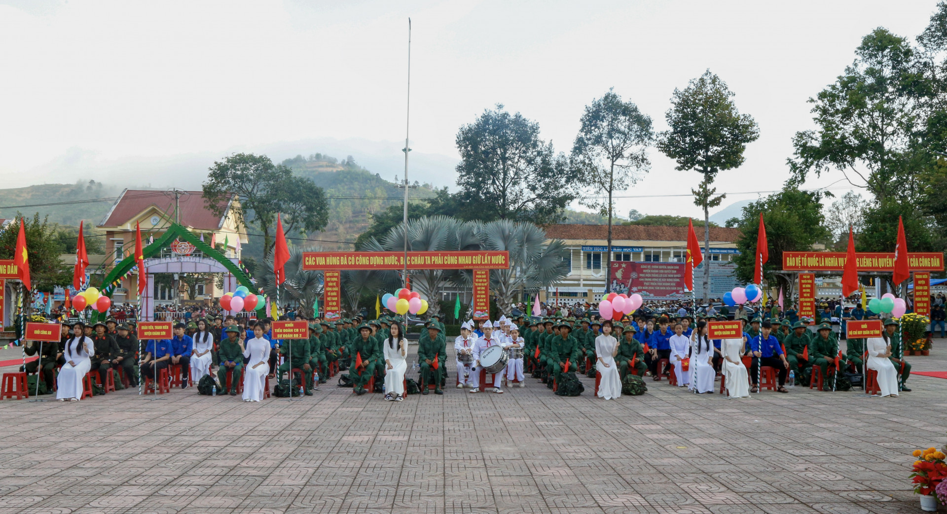 Các thanh niên huyện Khánh Sơn lên đường thực hiện nghĩa vụ quân đội, nghĩa vụ công an nhân dân năm 2025