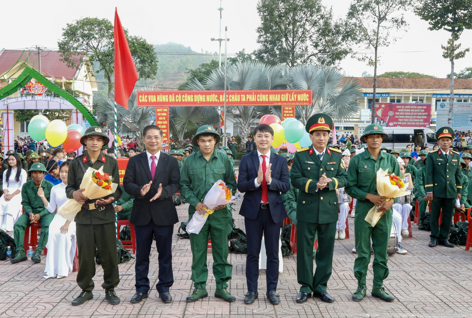 Lãnh đạo Bộ Chỉ huy Quân sự tỉnh và huyện Khánh Sơn tặng hoa cho đại diện các thanh niên lên đường nhập ngũ.