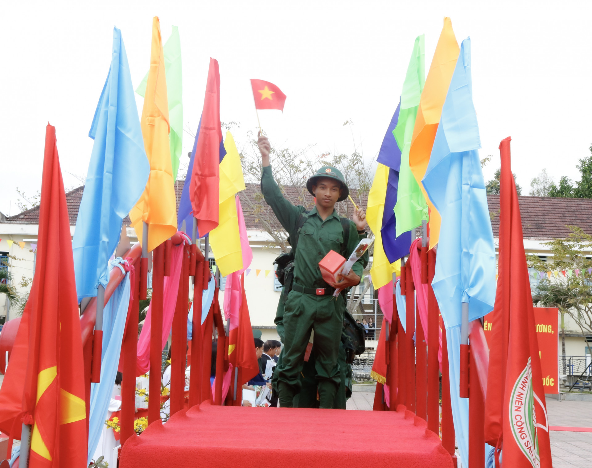 Thanh niên huyện Khánh Sơn vẫy cao cờ Tổ quốc, hăng hái bước qua cầu vinh quang lên đường nhập ngũ