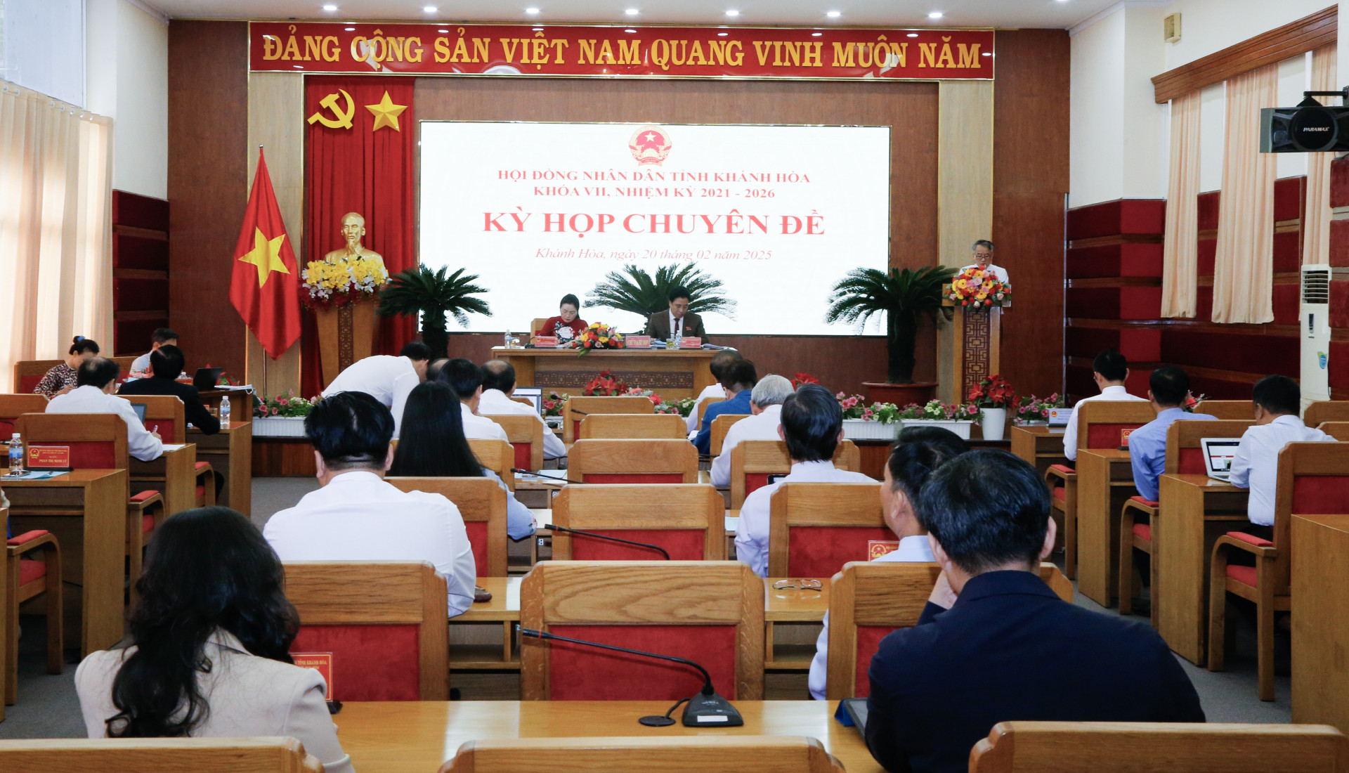 Quang cảnh tại kỳ họp