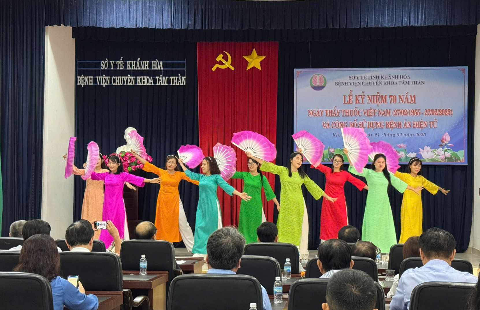 Cán bộ nhân viên y tế Bệnh viện Chuyên khoa Tâm thần tỉnh biểu diễn ca nhạc kỷ niệm ngày Thầy thuốc Việt Nam.