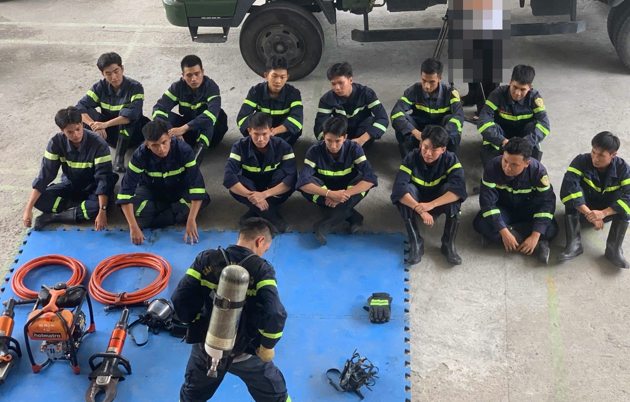 Các chiến sĩ rèn kỹ năng sử dụng thành thạo các phương tiện, thiết bị cứu người