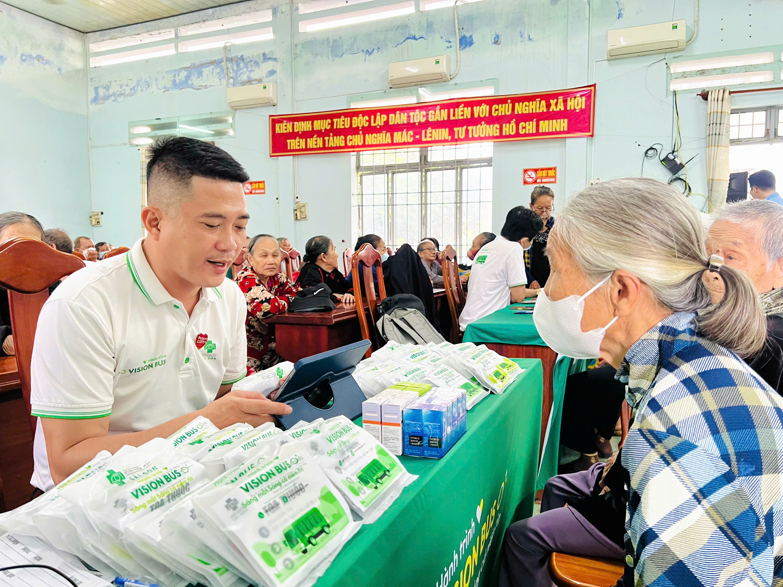 Người dân được tư vấn bệnh lý và phát thuốc sau khám