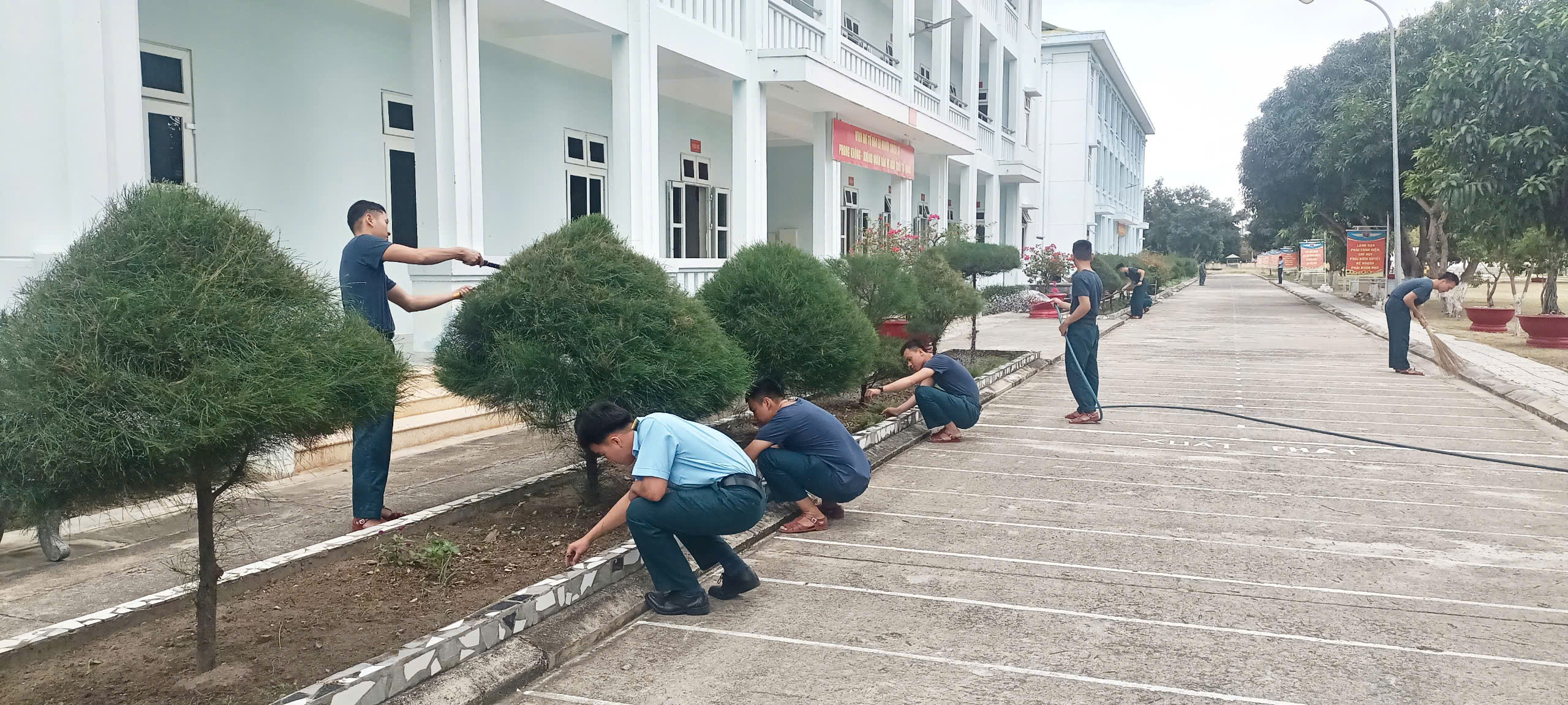 Cán bộ, chiến sĩ tiểu đoàn tích cực củng cố cảnh quan môi trường đơn vị.