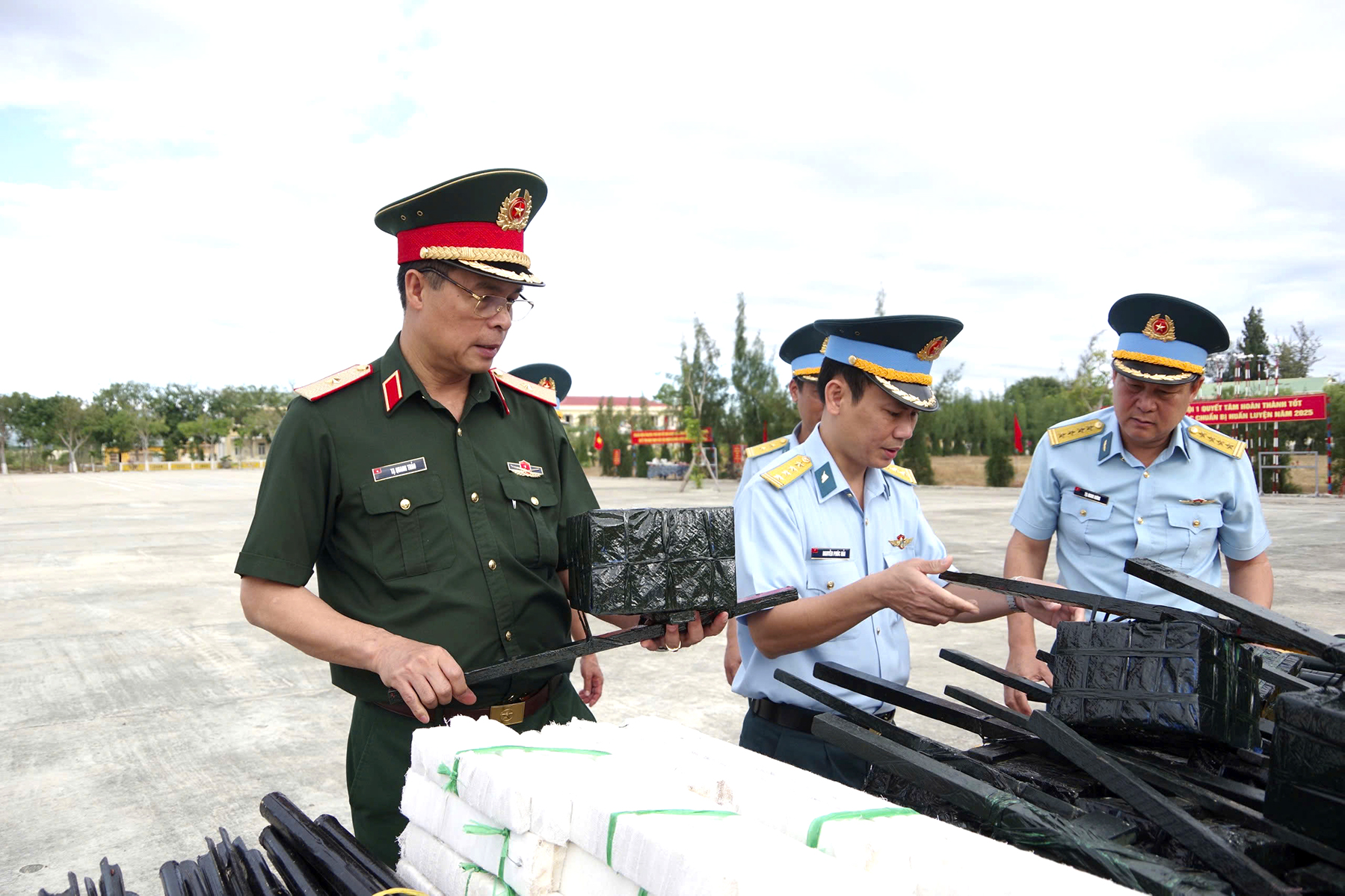 Thiếu tướng Tạ Quang Thảo trực tiếp kiểm tra vật chất huấn luyện chiến sĩ mới.