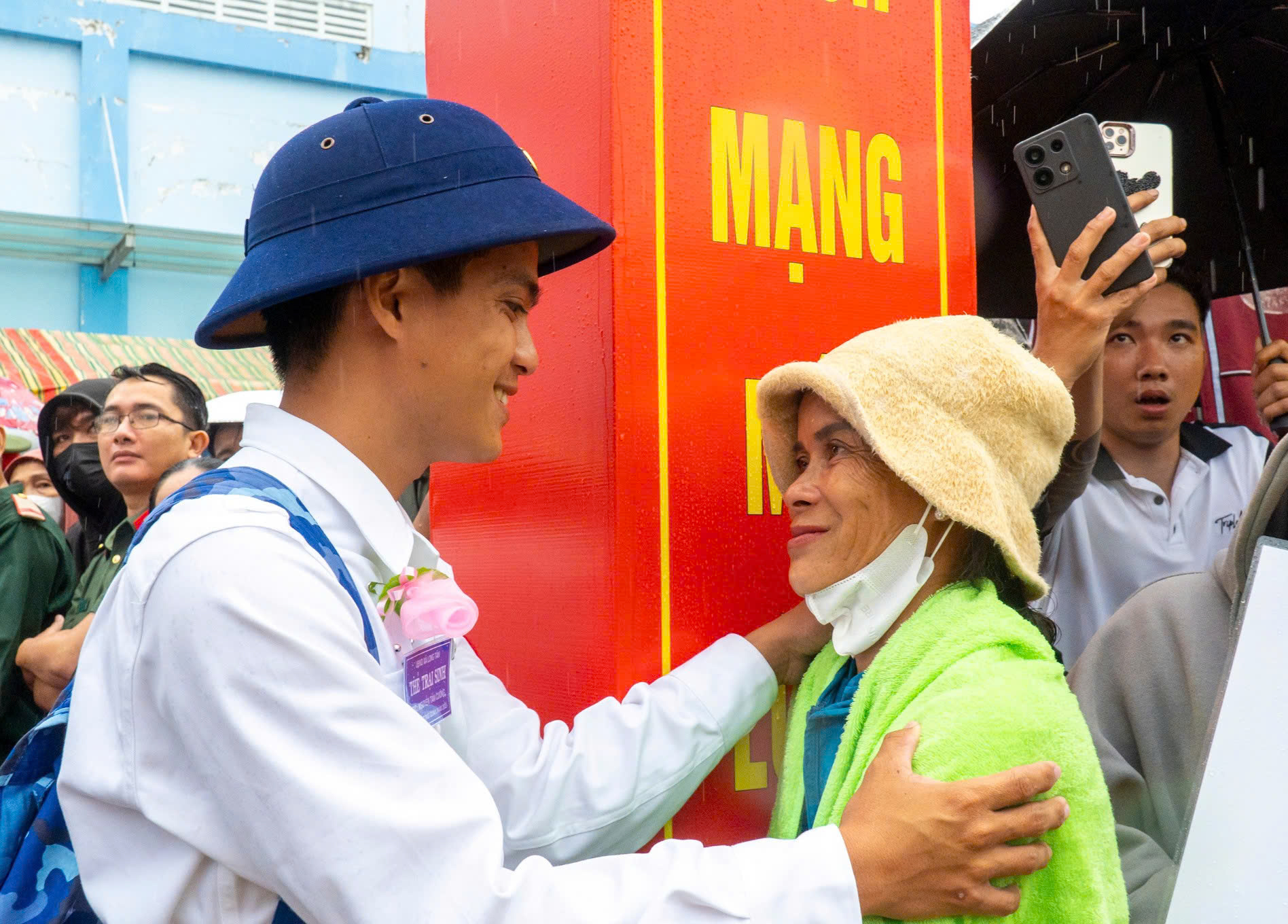 Thanh niên chia tay người thân trước khi về nhận nhiêm vụ tại đơn vị.