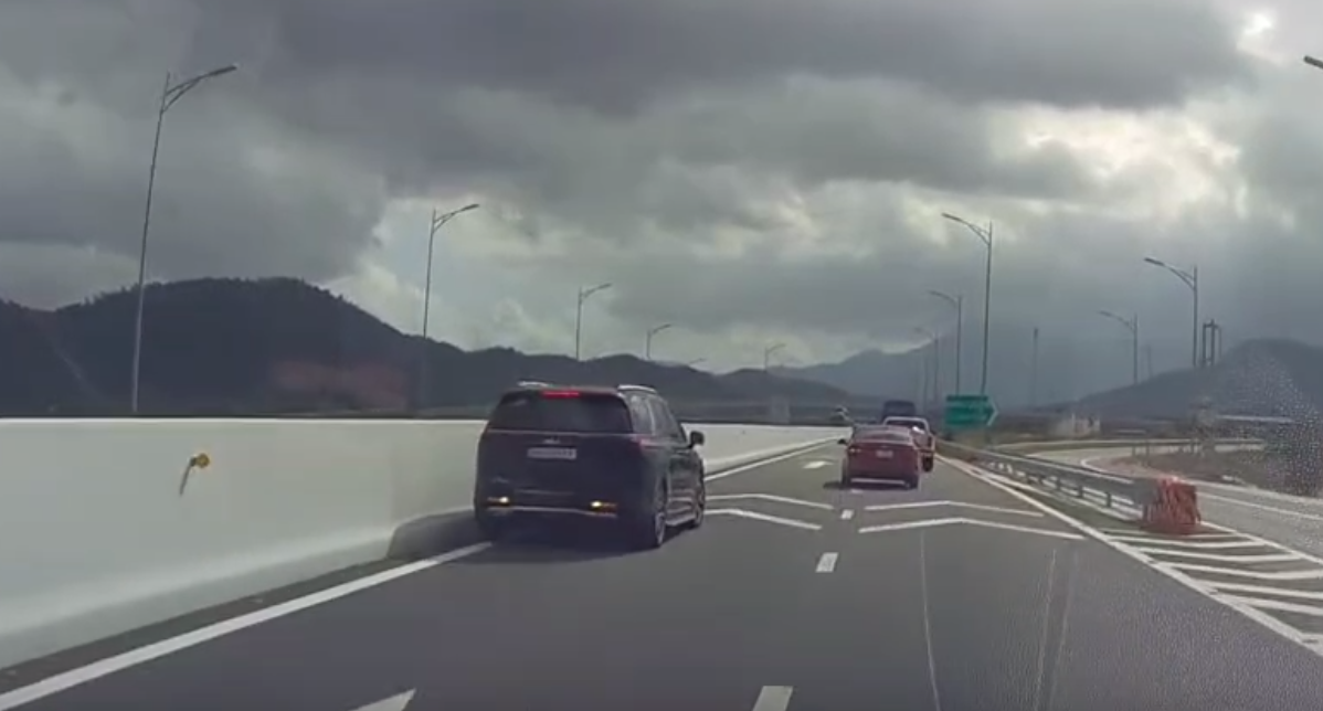 Ô tô 7 chỗ chạy lùi trên cao tốc Nha Trang - Cam Lâm