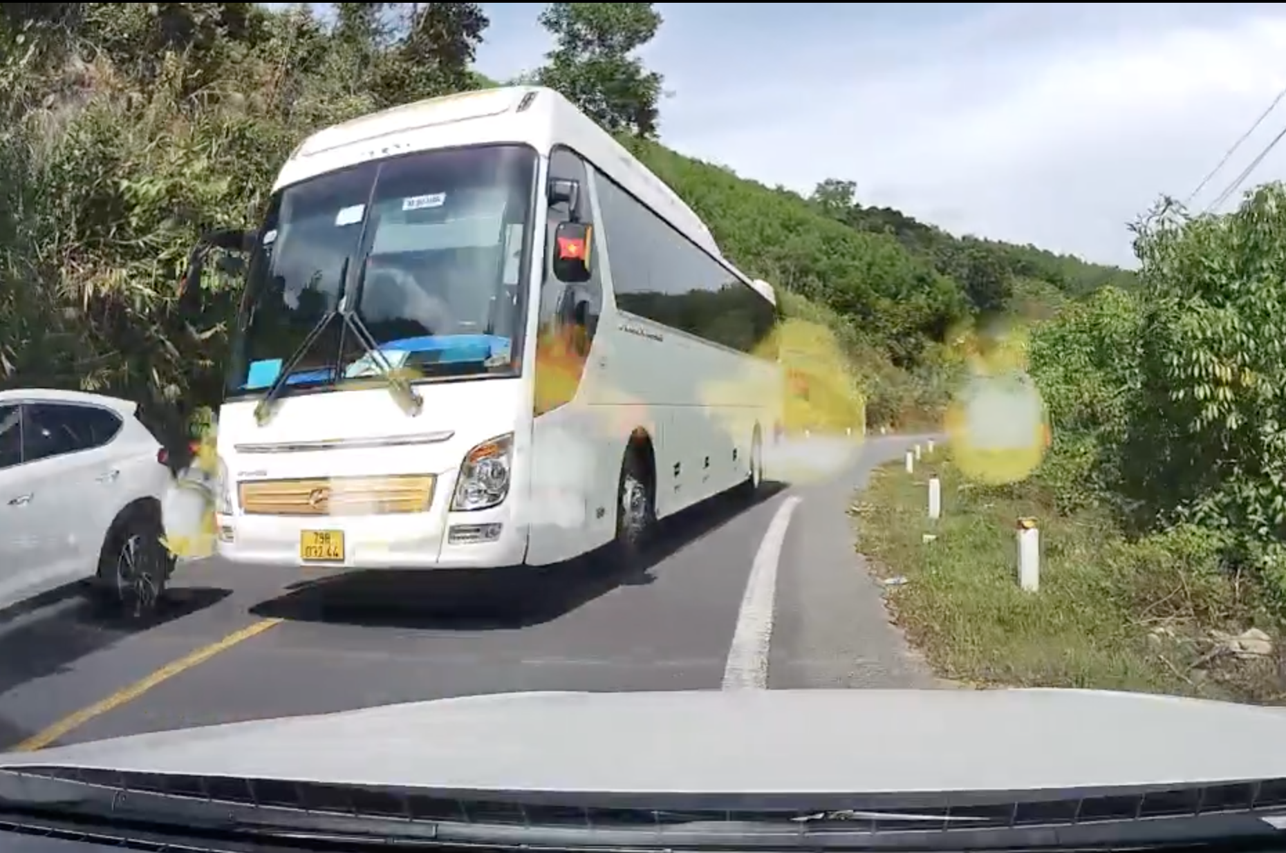 Tài xế vượt ẩu bị xử phạt, trừ điểm giấy phép lái xe