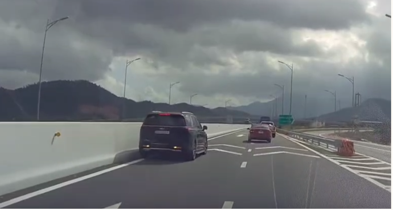 Xử phạt 35 triệu đồng đối với nữ tài xế lùi xe trên cao tốc Nha Trang - Cam Lâm