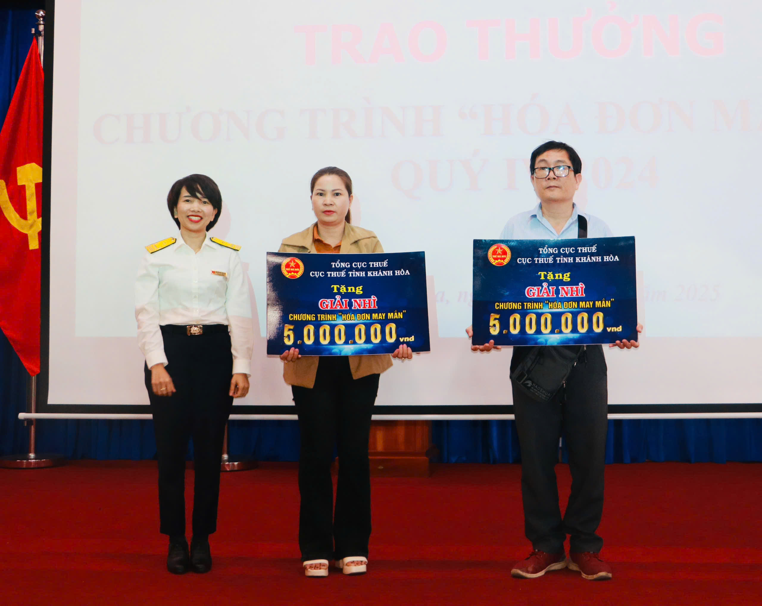 Bà Nguyễn Kim Thái Linh - Phó Cục trưởng Cục Thuế tỉnh trao giải Nhì cho các cá nhân