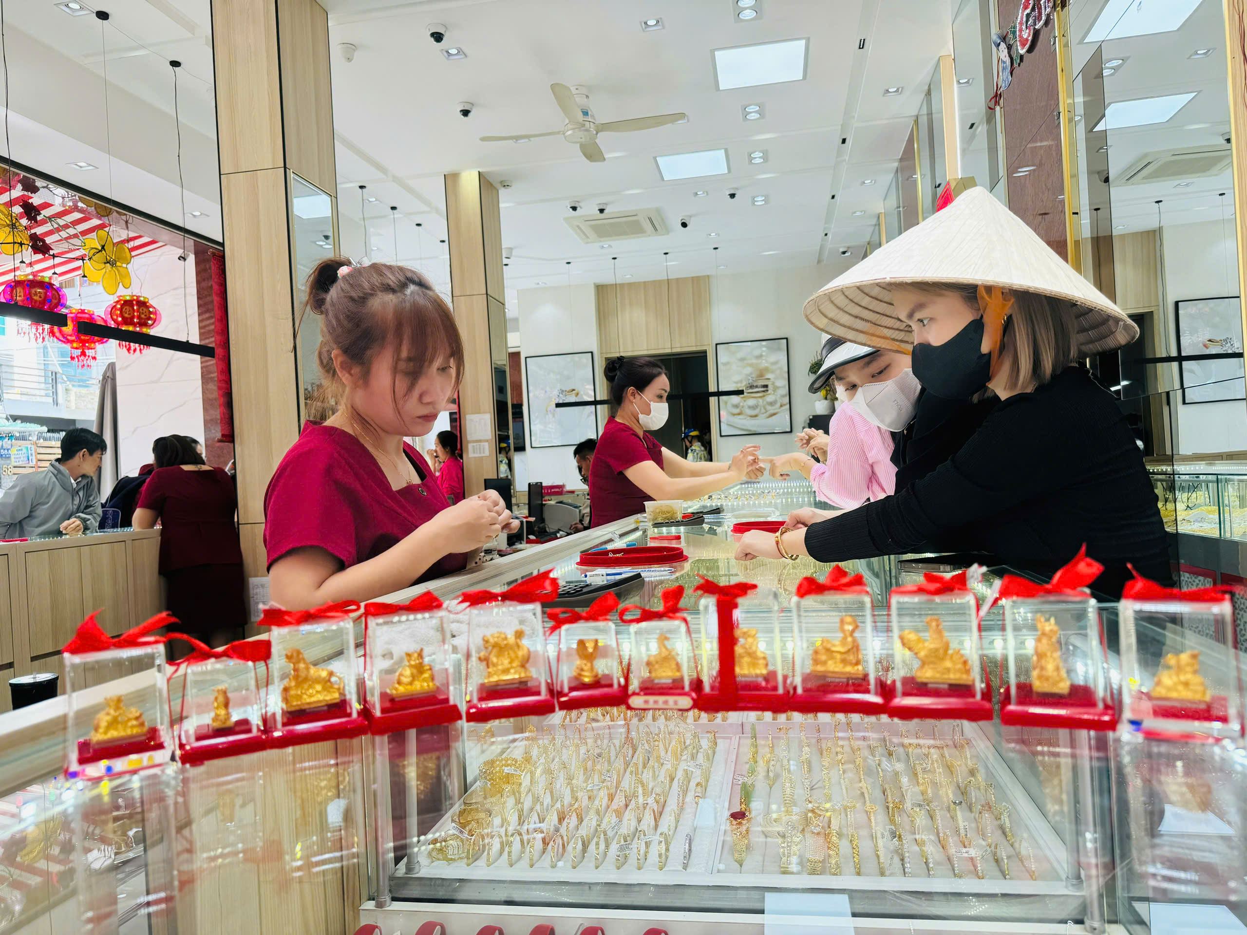 Linh vật vàng 12 con giáp tại tiệm vàng Kim Vinh