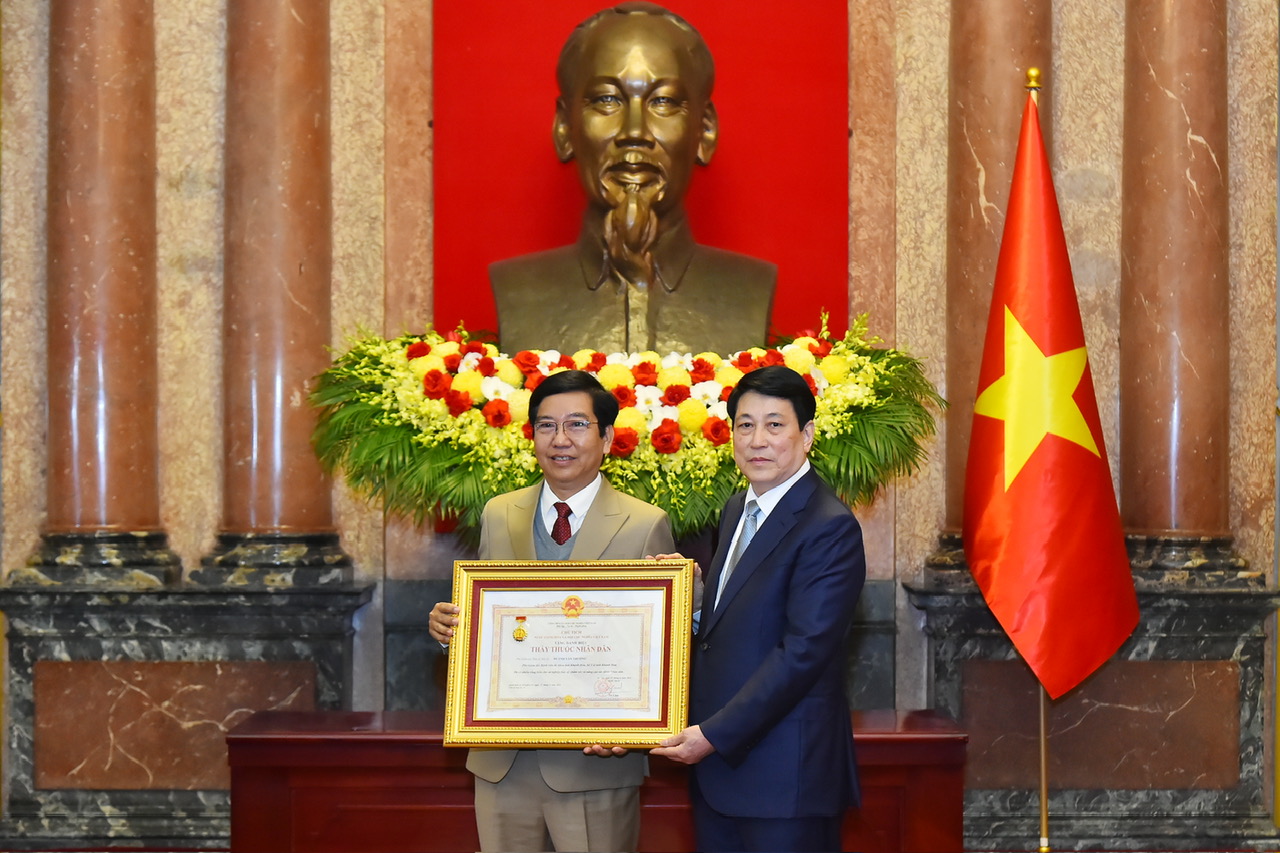 Phó Giáo sư, Tiến sĩ Huỳnh Văn Thưởng vinh dự nhận danh hiệu Thầy thuốc Nhân dân