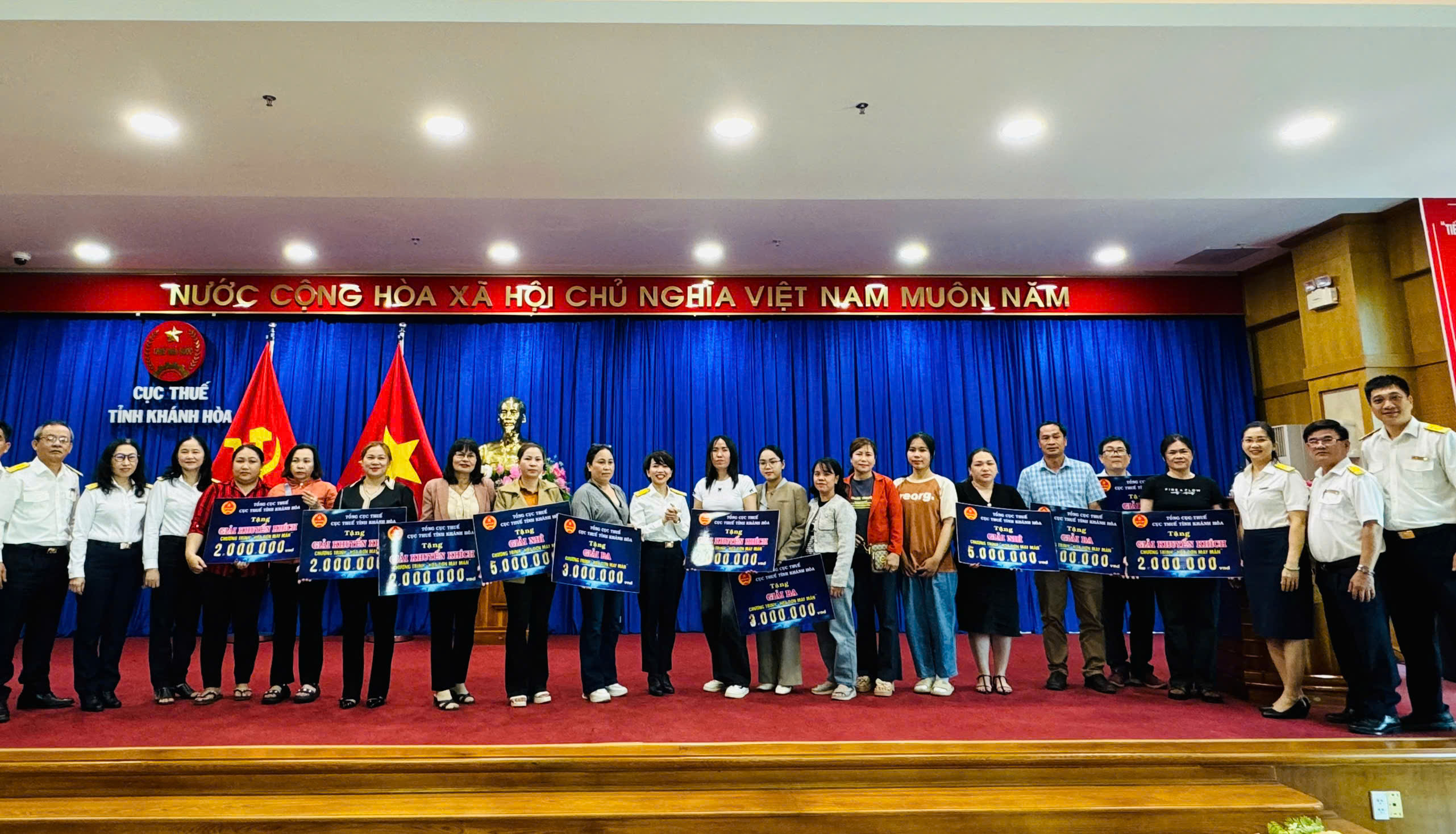 Các cá nhân, hộ kinh doanh nhận thưởng Chương trình Hóa đơn may mắn quý IV/ 2024