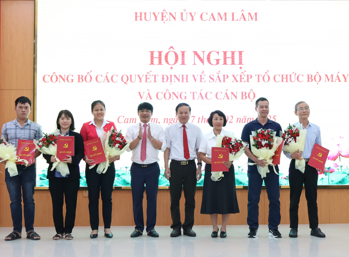 Phó Bí thư Thường trực Huyện ủy Trần Xuân Tây và Phó Bí thư Huyện ủy, Chủ tịch UBND huyện Ngô Văn Bảo trao các quyết định về tiếp nhận các tổ chức cơ sở đảng.